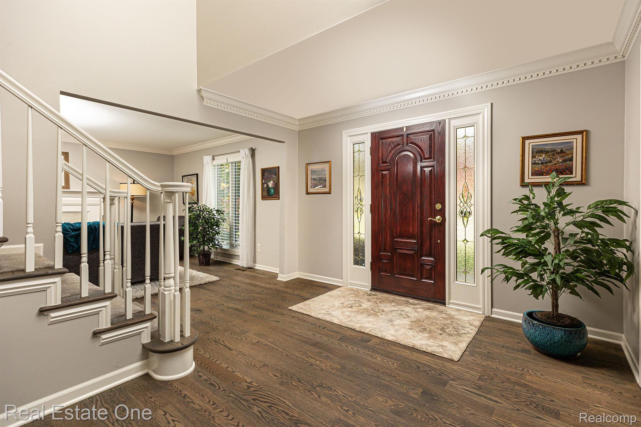 11700 Raintree Court Utica, MI 48315 - Photo 2 of 35 Welcoming foyer w/hardwood floors & stunning door