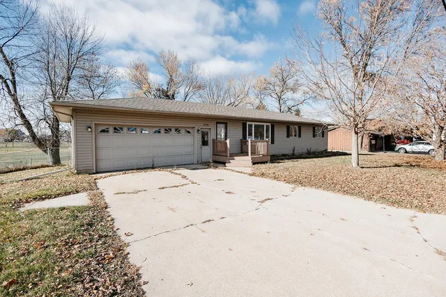 $179,900 | 208 North Powers Avenue, Alden, MN 56009