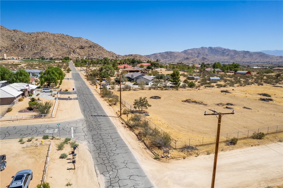 23595 Waalew Road Apple Valley, CA 92307 - Photo 6 of 15 Gallery Image 6