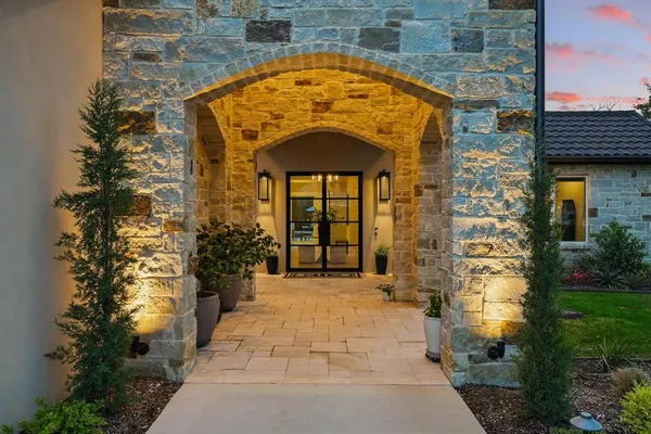 a view of entryway with a yard