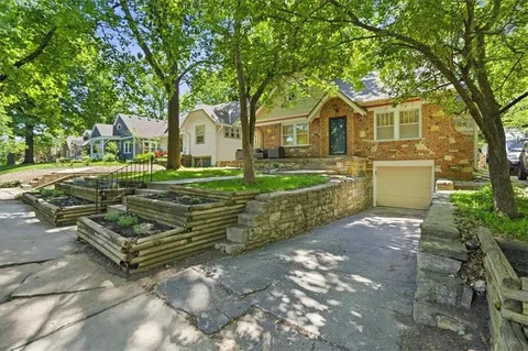 $340,000 | 415 East 70th Street, Kansas City, MO 64131