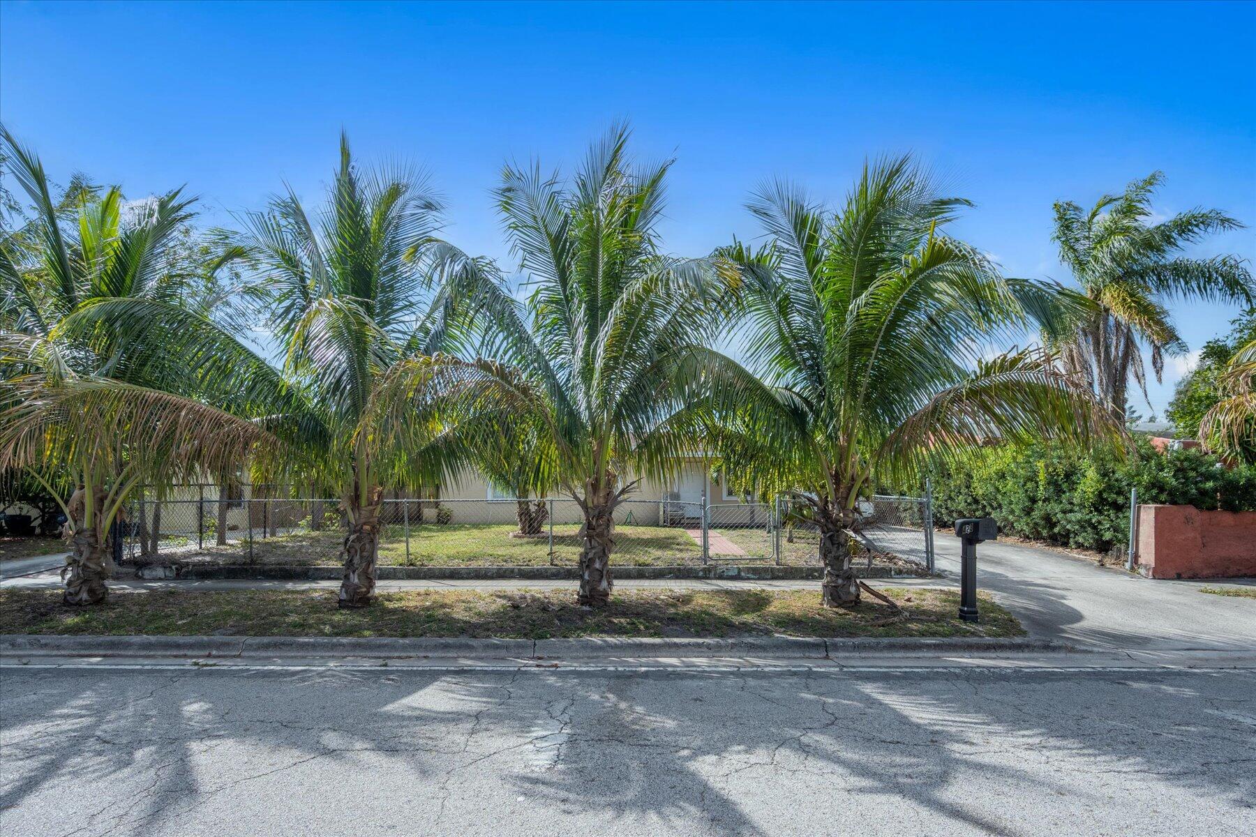 423 West 15th Street Riviera Beach, FL 33404 - Photo 3 of 22 01-DSC_3672-Edit