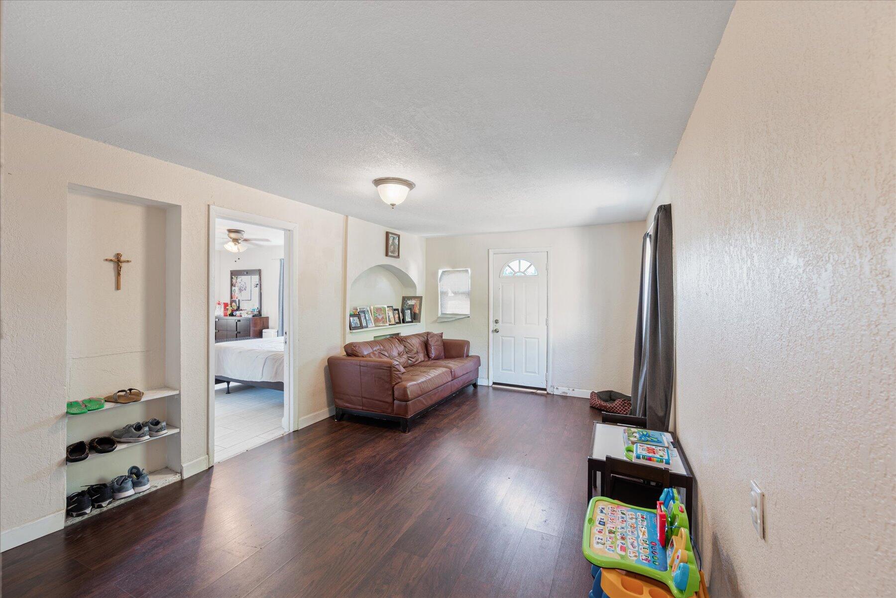 423 West 15th Street Riviera Beach, FL 33404 - Photo 4 of 22 09-DSC_1697