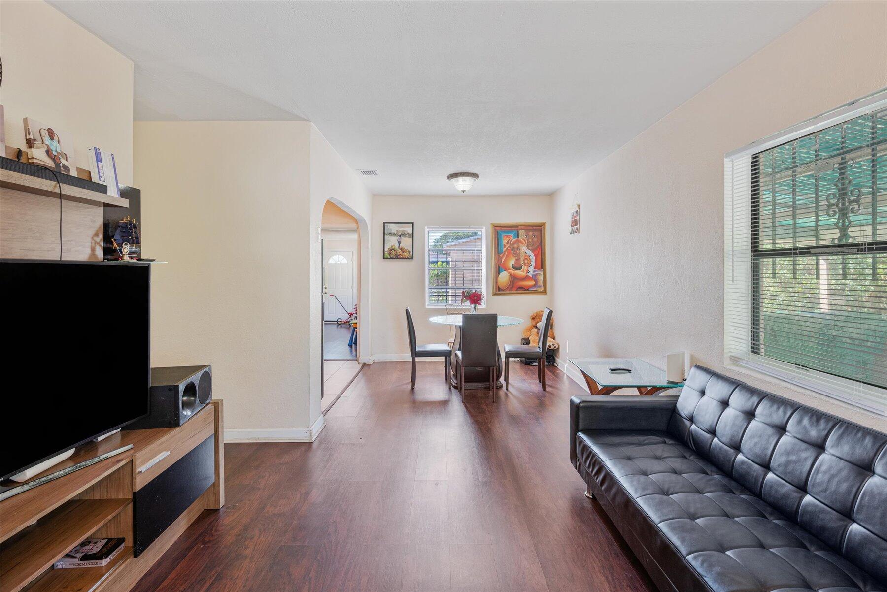 423 West 15th Street Riviera Beach, FL 33404 - Photo 5 of 22 06-DSC_1664