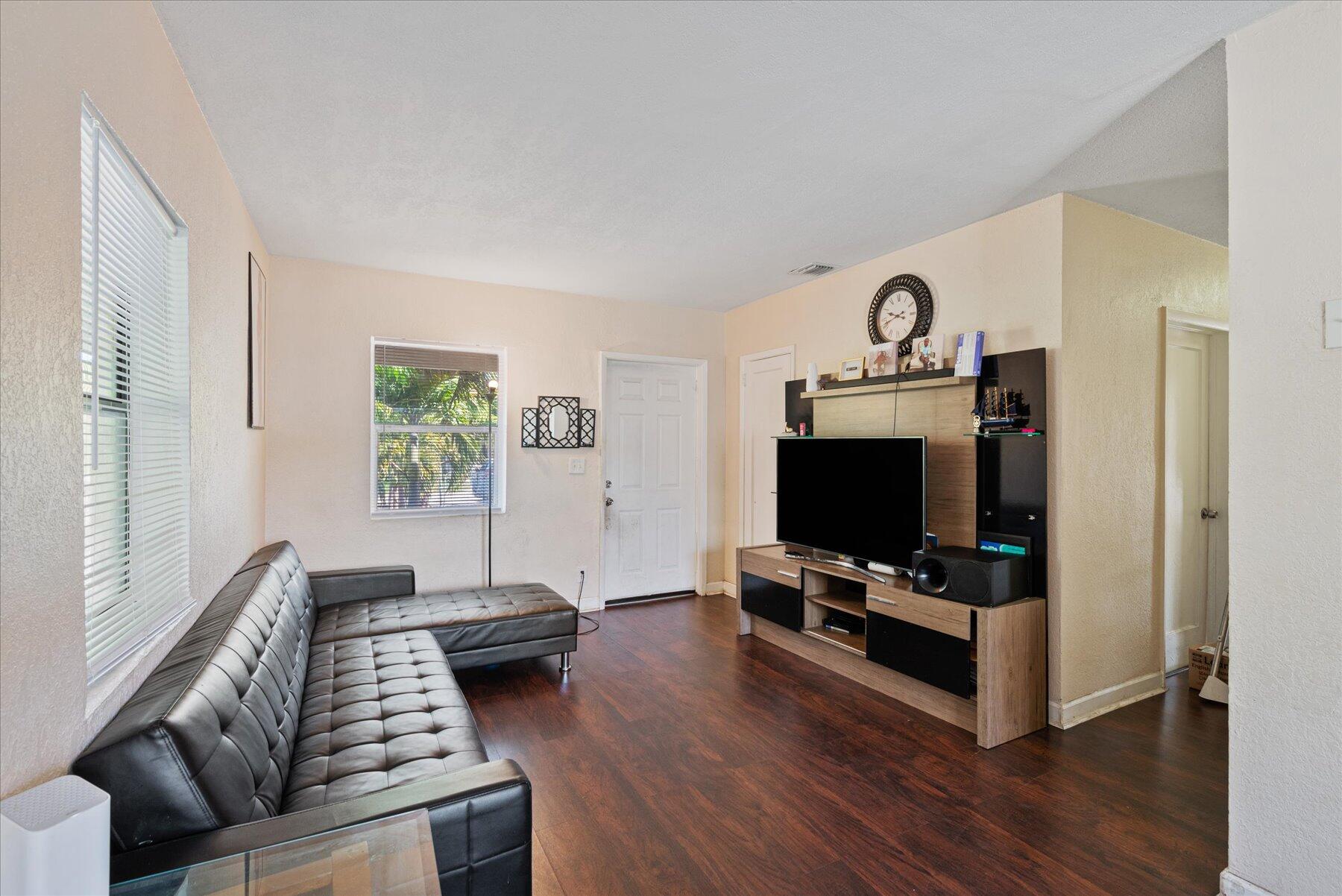 423 West 15th Street Riviera Beach, FL 33404 - Photo 6 of 22 05-DSC_1670