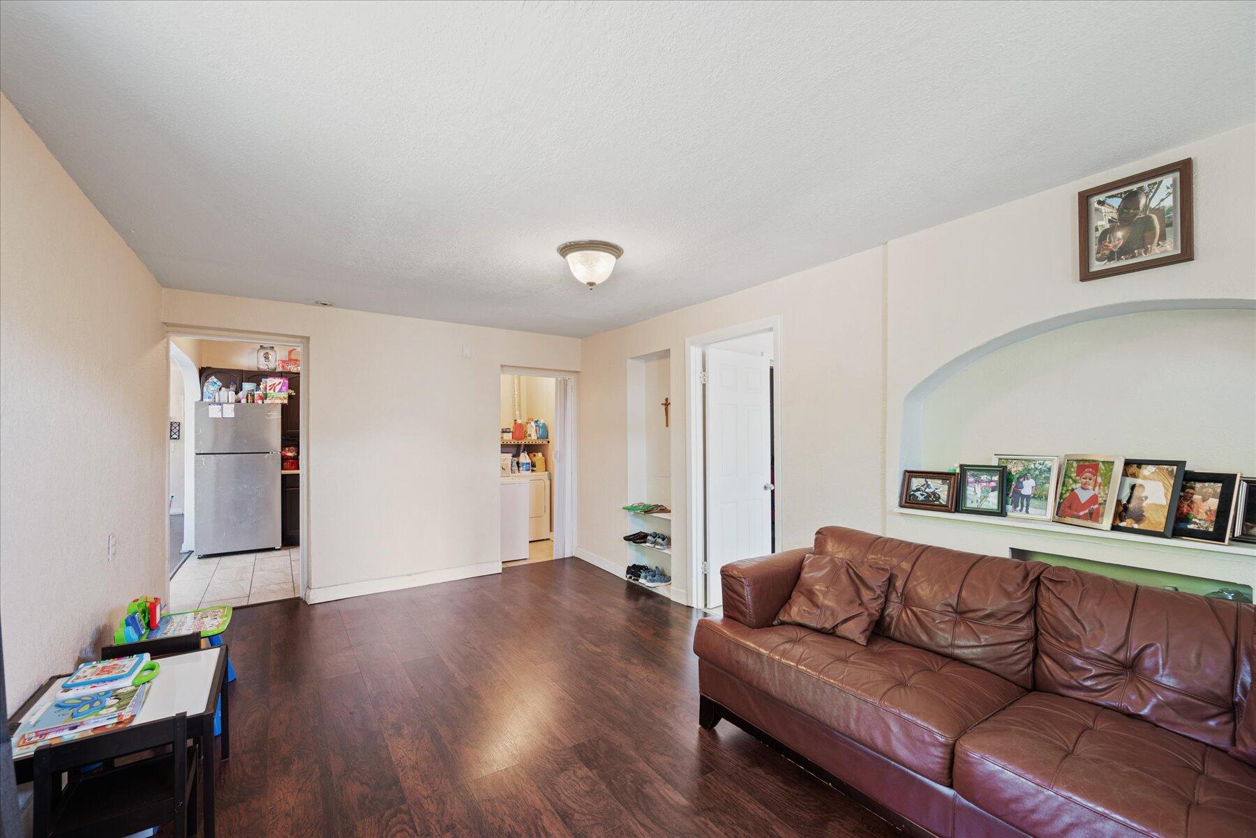 423 West 15th Street Riviera Beach, FL 33404 - Photo 7 of 22 10-DSC_1712
