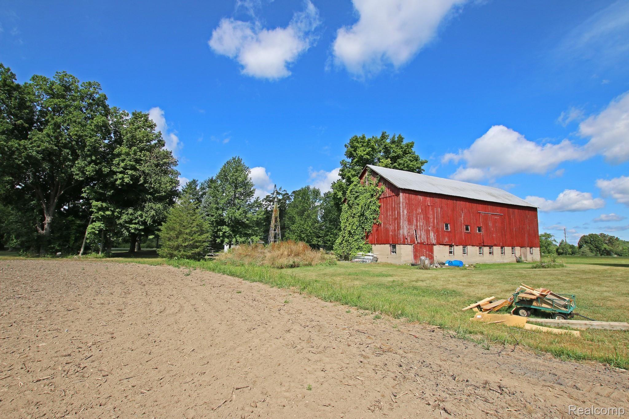 1761 Morris Road Lapeer, MI 48446 - Photo 33 of 49 47) Barn.jpg