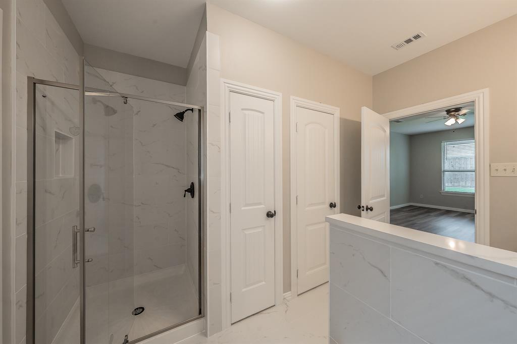 412 Hideaway Road McKinney, TX 75072 - Photo 21 of 40 a bathroom with a shower and a sink
