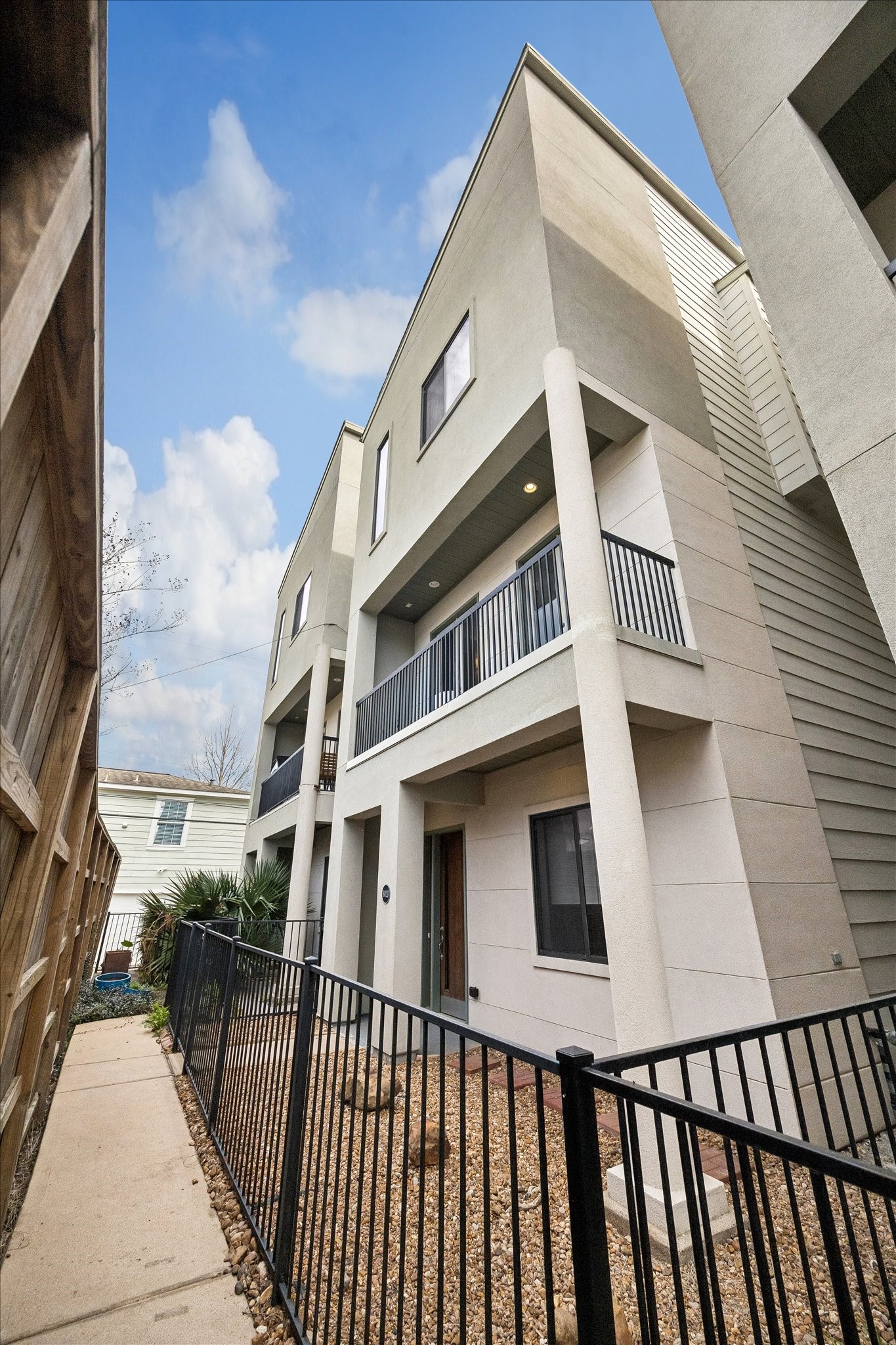 802 Waverly Street, Unit D Houston, TX 77007 - Photo 29 of 30 a view of a building from a balcony