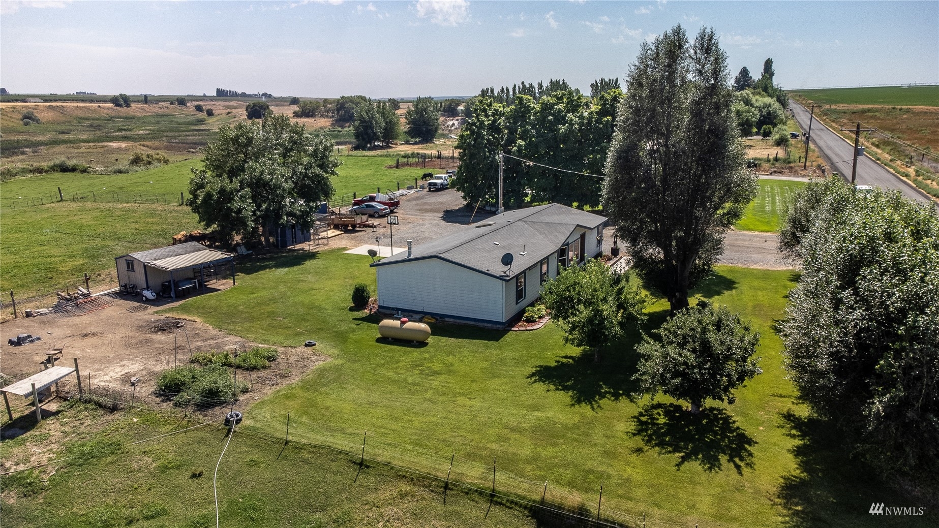 811 South Steele Road Othello, WA 99344 - Photo 1 of 40 an aerial view of a house with outdoor space