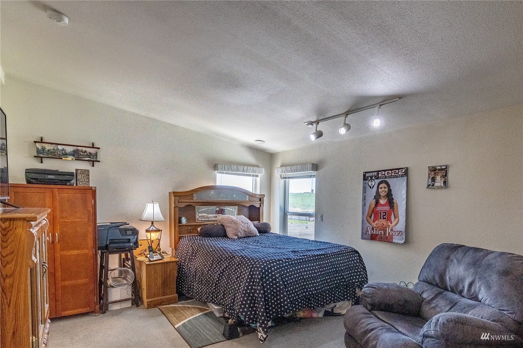 811 South Steele Road Othello, WA 99344 - Photo 17 of 40 a bedroom with a bed and a couch