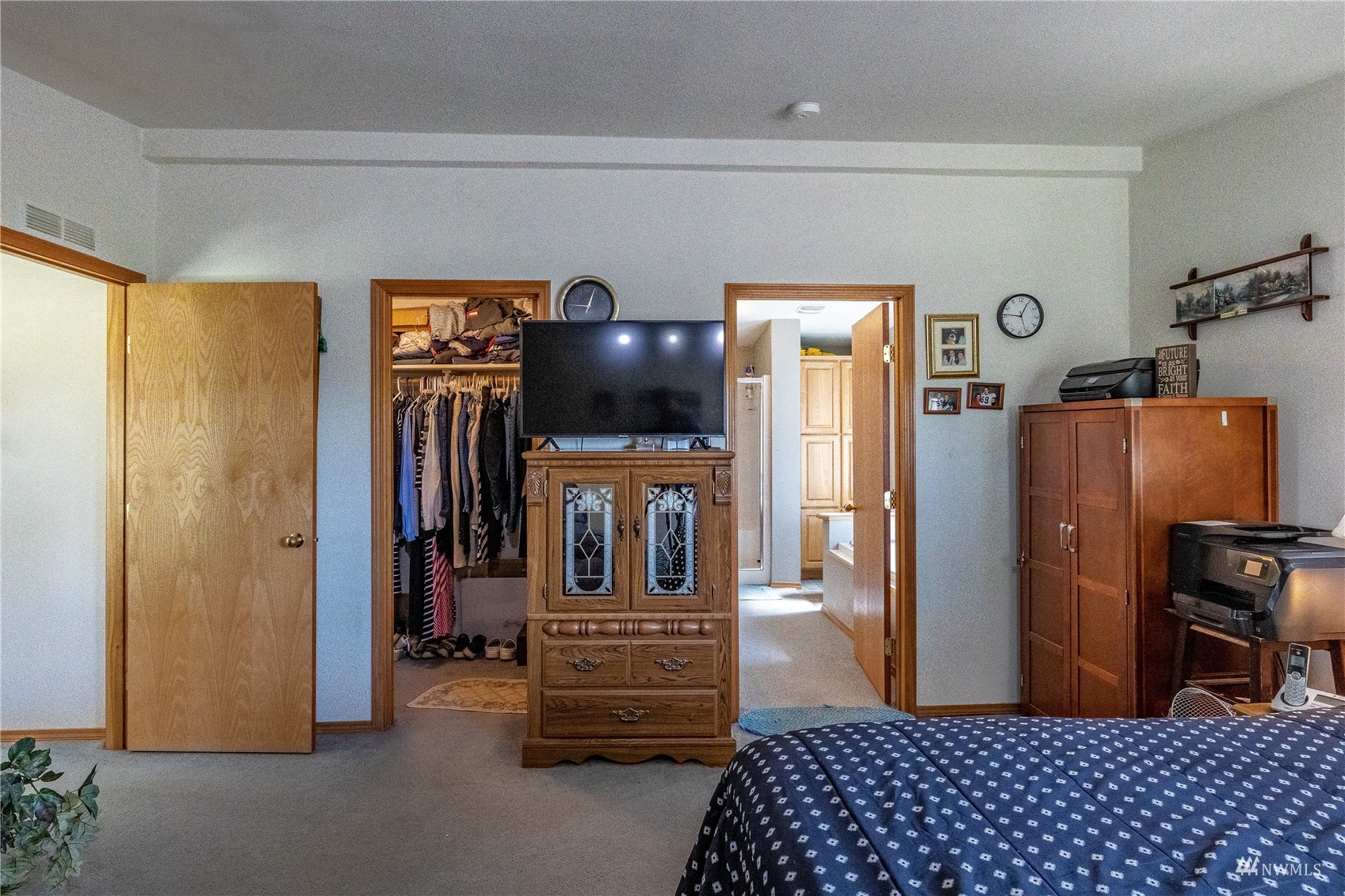 811 South Steele Road Othello, WA 99344 - Photo 18 of 40 a bedroom with a bed and a tv