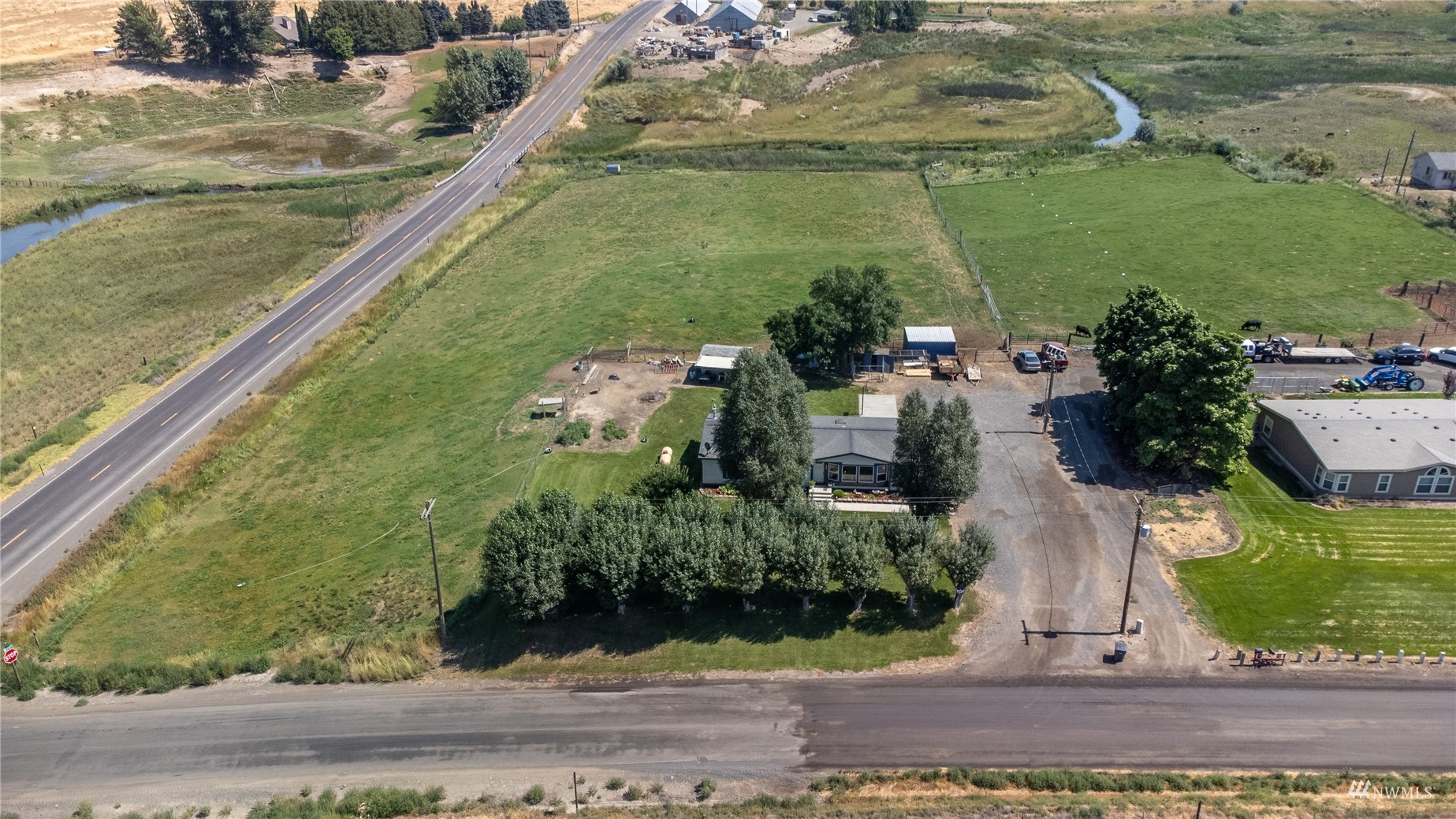 811 South Steele Road Othello, WA 99344 - Photo 33 of 40 an aerial view of a house with a yard
