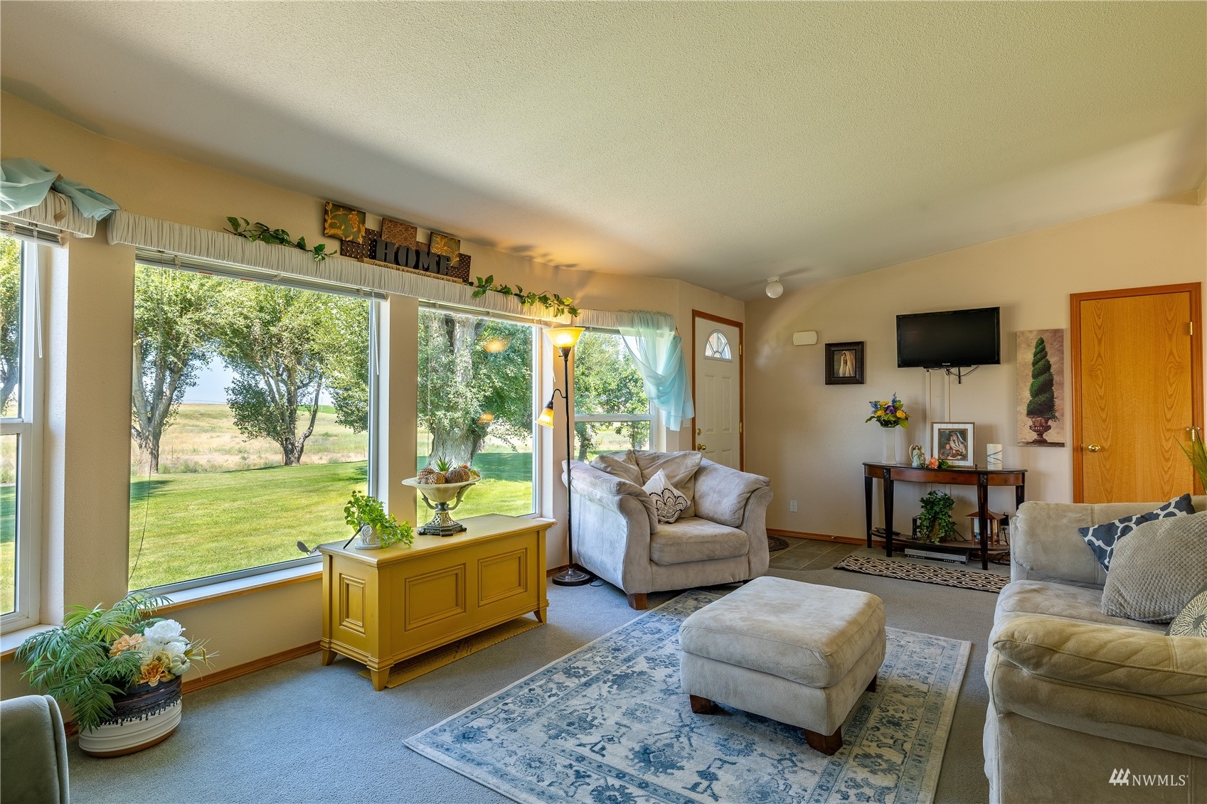 811 South Steele Road Othello, WA 99344 - Photo 4 of 40 a living room with furniture and a large window