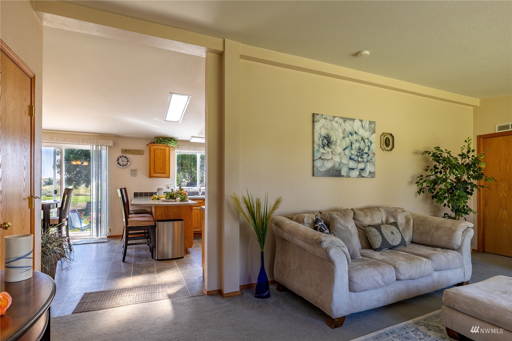 811 South Steele Road Othello, WA 99344 - Photo 5 of 40 a living room with furniture and wooden floor