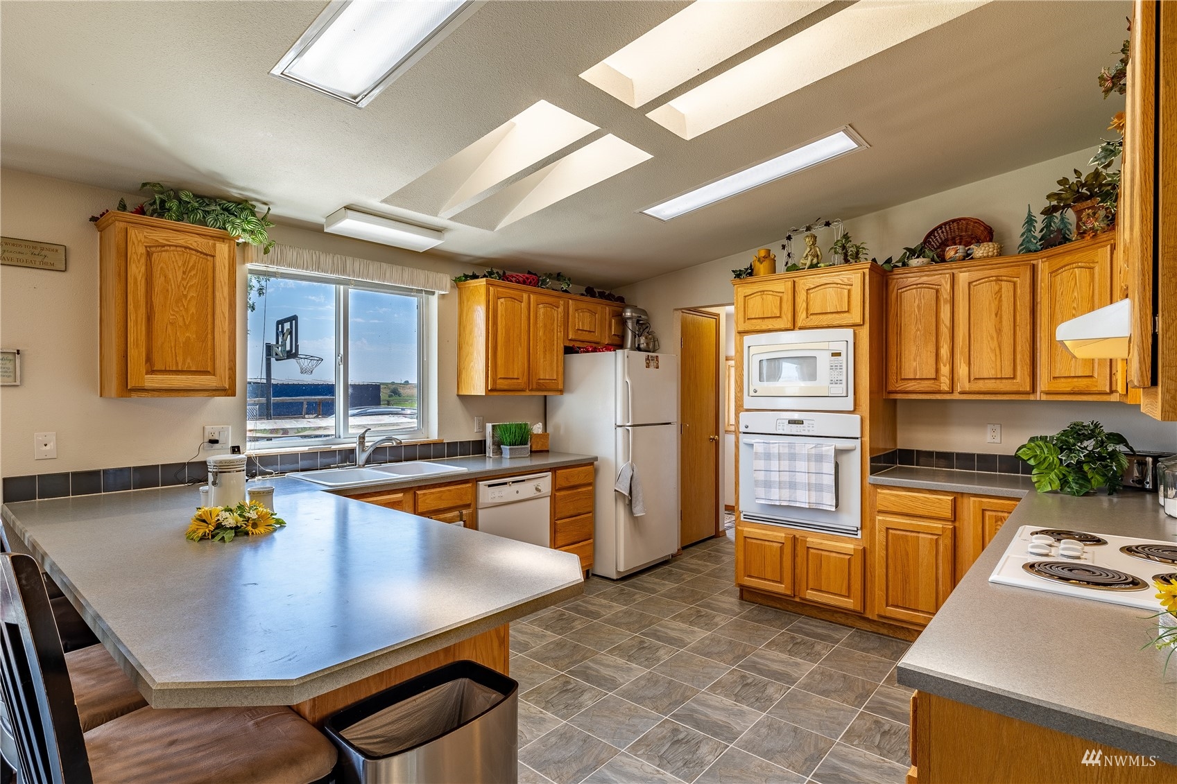 811 South Steele Road Othello, WA 99344 - Photo 8 of 40 a kitchen with stainless steel appliances granite countertop a sink a stove and refrigerator