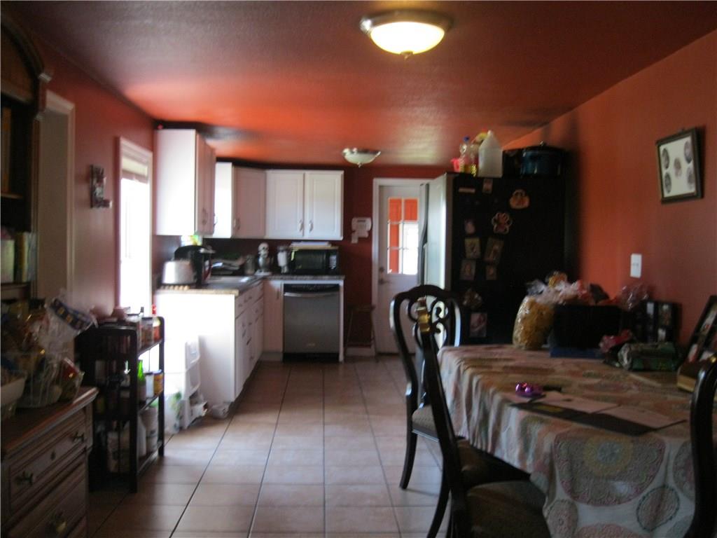 4060 Old Mercer Road New Castle, PA 16105 - Photo 9 of 20 Kitchen/dining area