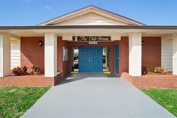 a view of a garage