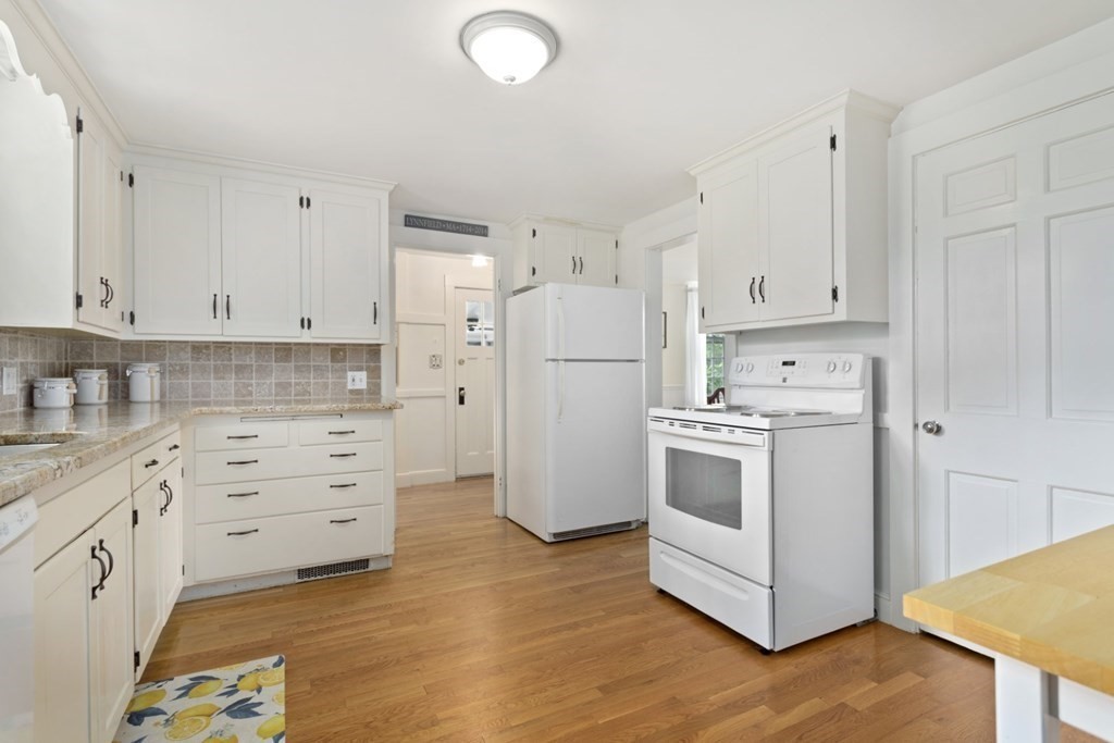 35 Carter Road Lynnfield, MA 01940 - Photo 16 of 32 Gallery Image 16