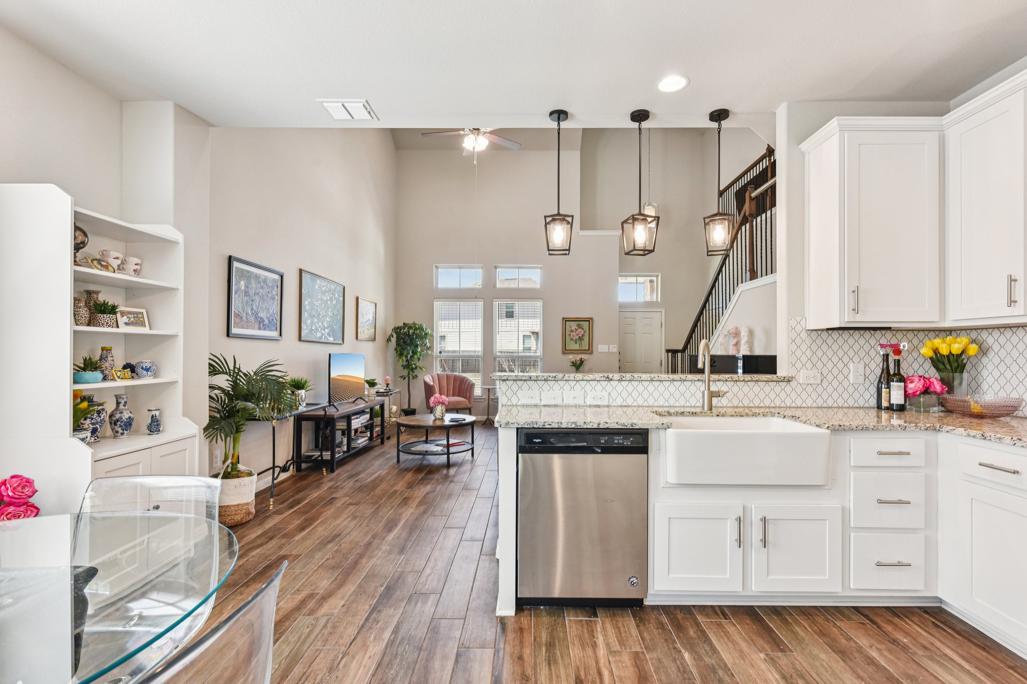 908 Goldilocks Lane Manchaca, TX 78652 - Photo 4 of 34 This layout ensures the chef is never too far from the action.