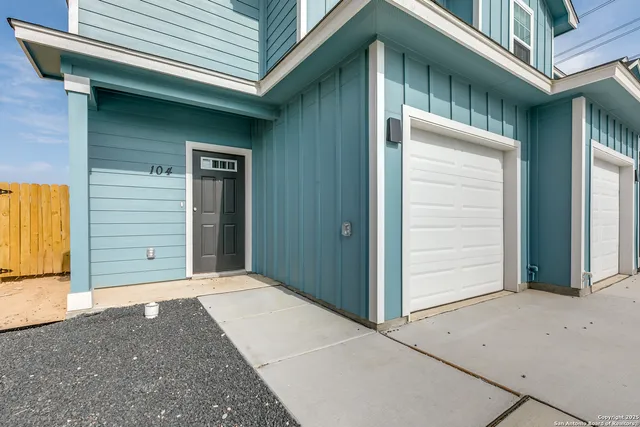 a view of entryway with a house