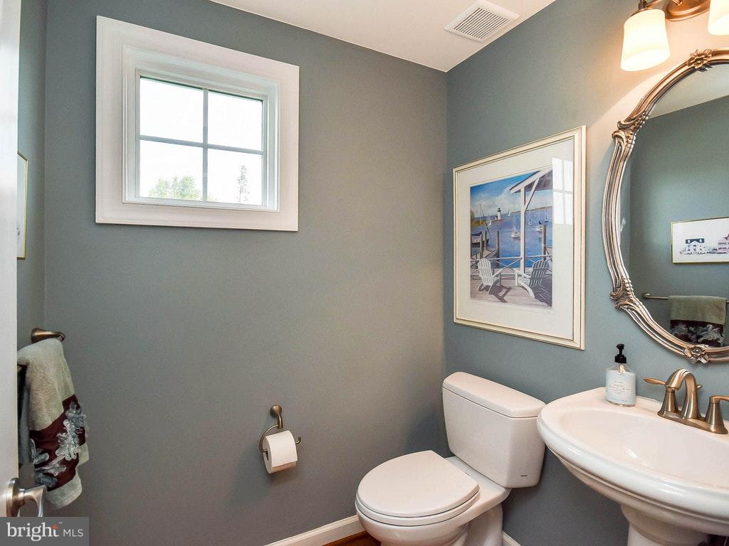 623 Fairway Drive Telford, PA 18969 - Photo 15 of 37 Powder Room - First Floor