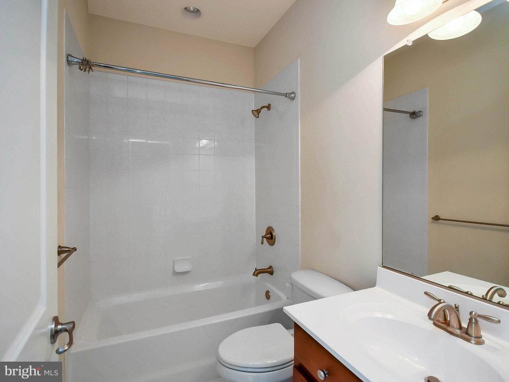 623 Fairway Drive Telford, PA 18969 - Photo 28 of 37 En Suite Bathroom - Bed Room 4