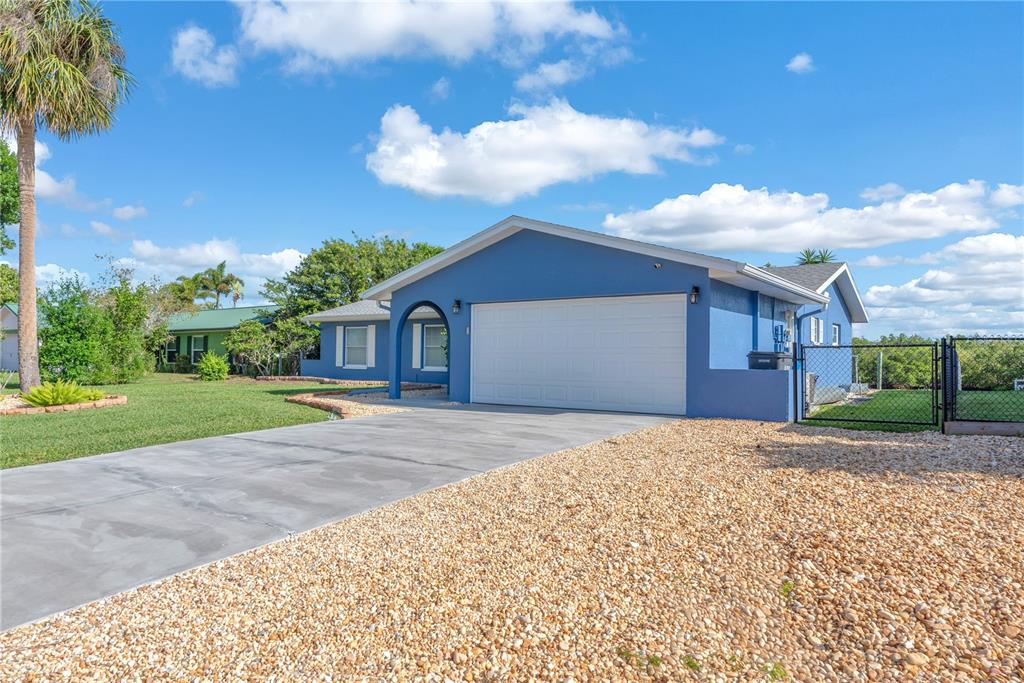 911 Silver Palm Way Apollo Beach, FL 33572 - Photo 2 of 35 a front view of a house with a yard and garage