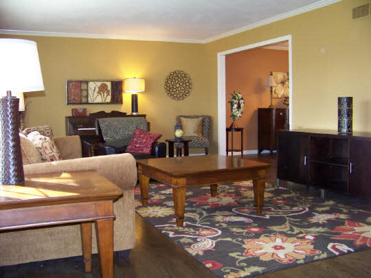 3518 North View Road Rockford, IL 61114 - Photo 3 of 10 a living room with furniture