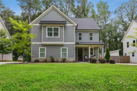a view of a yard in front of house