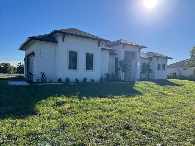 a view of a backyard