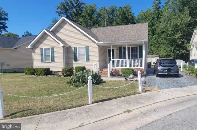 a view of a house with backyard and garden