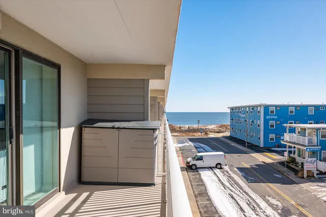 a view of entryway with a front door