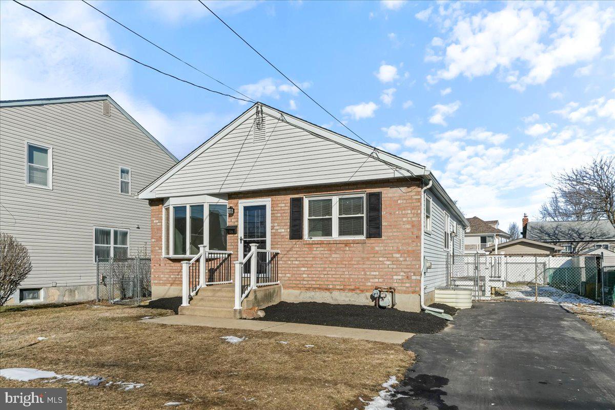 320 Holmes Road Holmes, PA 19043 - Photo 2 of 28 Front of Home
