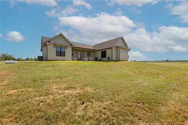 a view of a house with backyard and garden