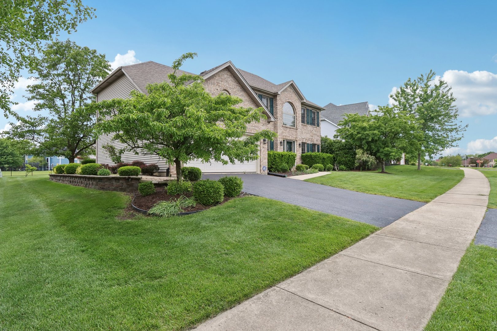 548 Asbury Drive Aurora, IL 60502 - Photo 3 of 48 a view of a building with garden