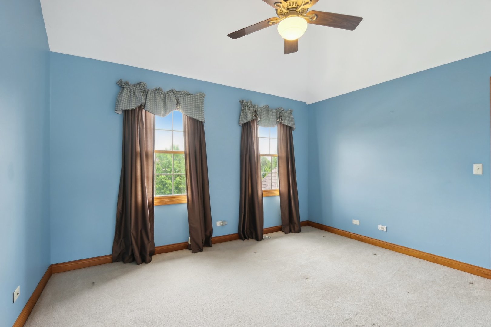 548 Asbury Drive Aurora, IL 60502 - Photo 31 of 48 an empty room with windows and fan