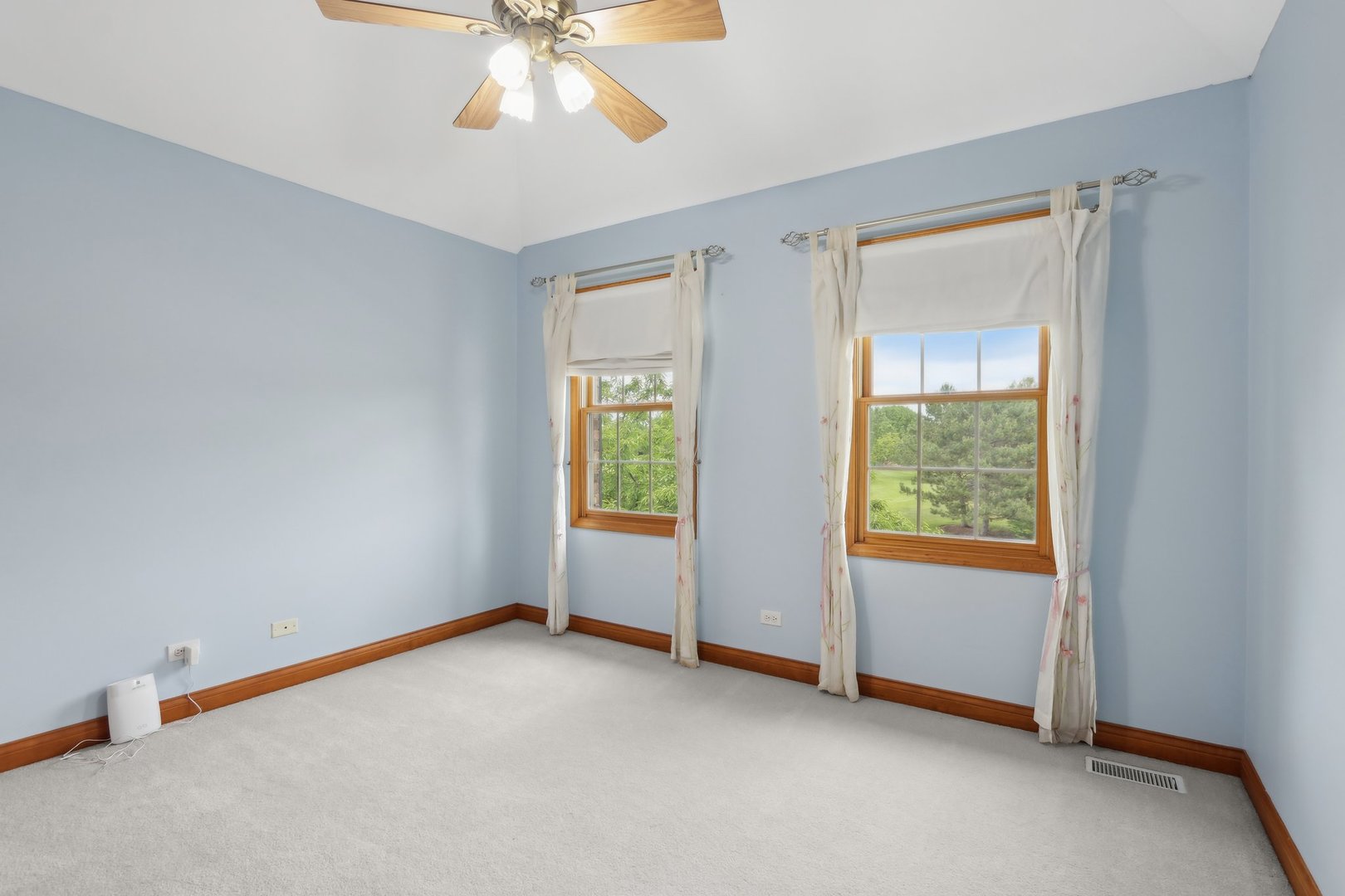 548 Asbury Drive Aurora, IL 60502 - Photo 35 of 48 an empty room with windows and closet