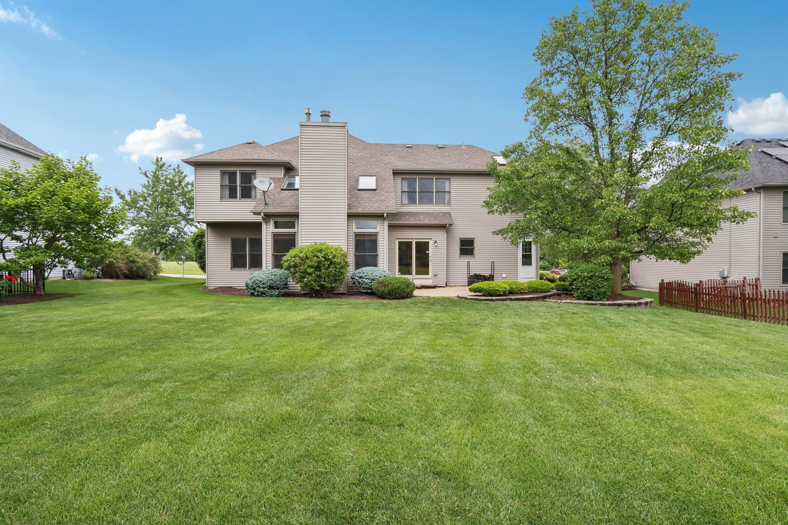 548 Asbury Drive Aurora, IL 60502 - Photo 44 of 48 a front view of a house with a yard