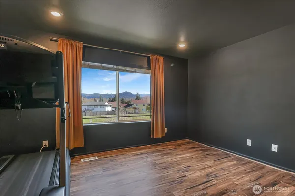 $949,950 | 650 McKinley Street, Enumclaw, WA 98022