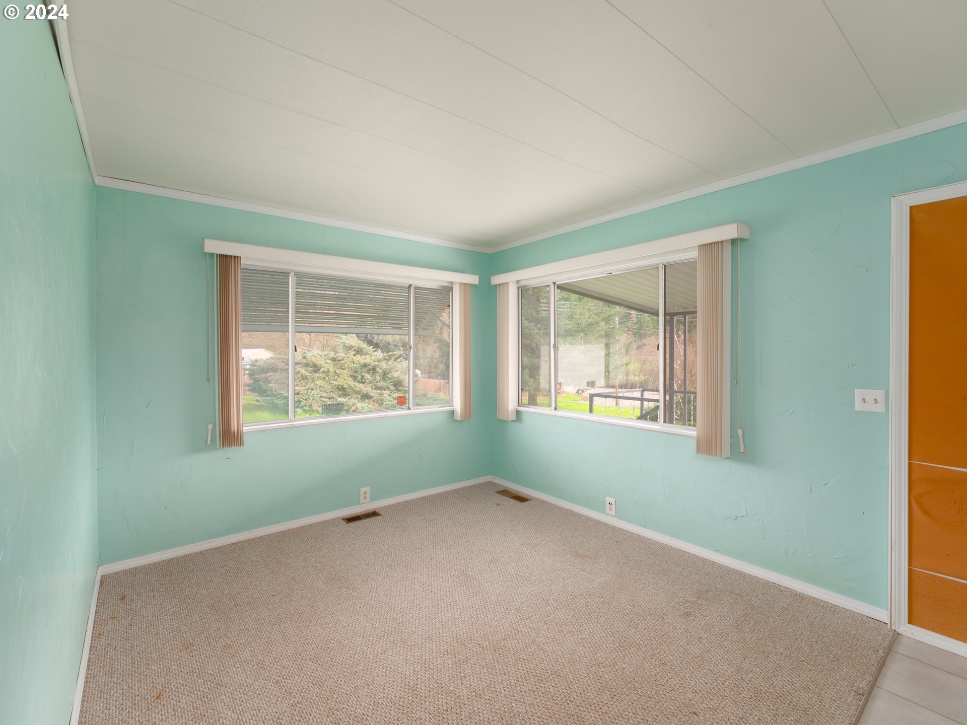 150 Spring Brook Road Myrtle Creek, OR 97457 - Photo 13 of 42 an empty room with windows