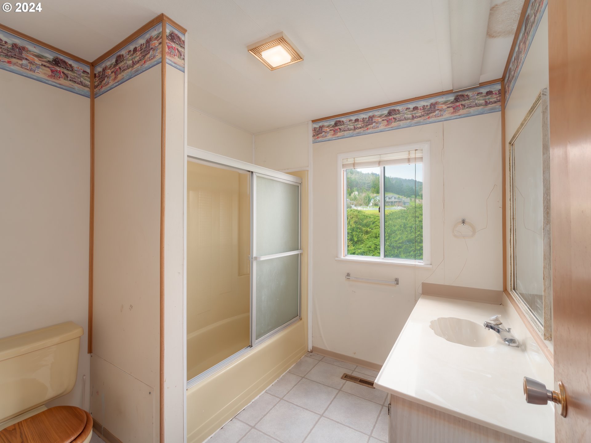 150 Spring Brook Road Myrtle Creek, OR 97457 - Photo 16 of 42 a bathroom with a tub and a sink