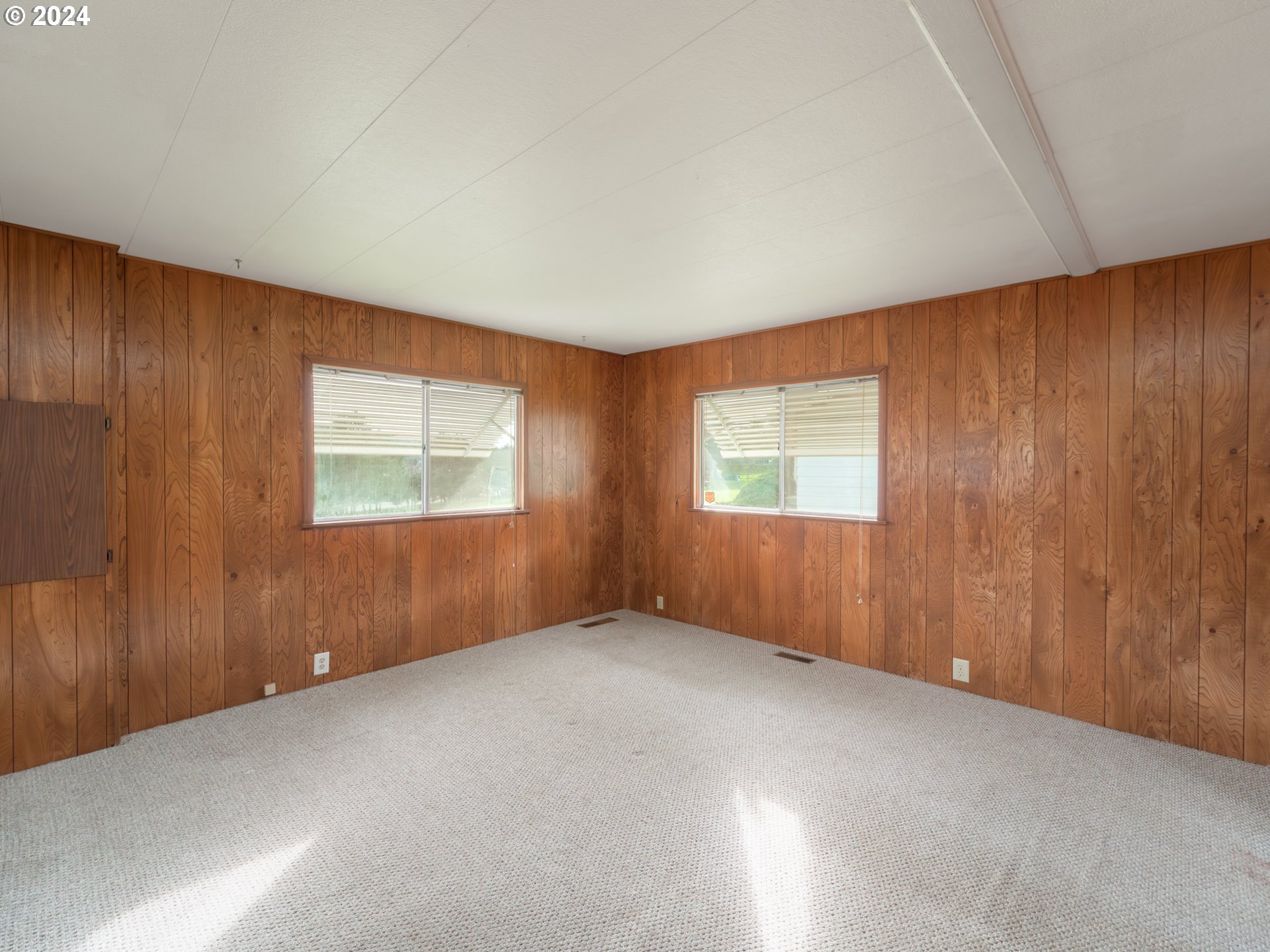 150 Spring Brook Road Myrtle Creek, OR 97457 - Photo 17 of 42 an empty room with windows