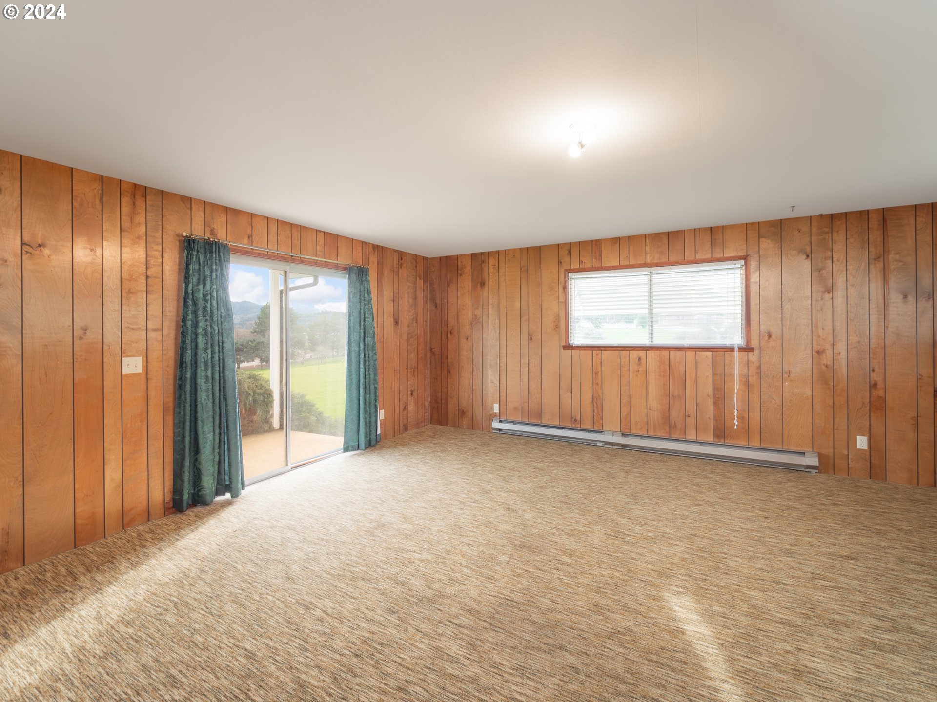 150 Spring Brook Road Myrtle Creek, OR 97457 - Photo 23 of 42 an empty room with windows
