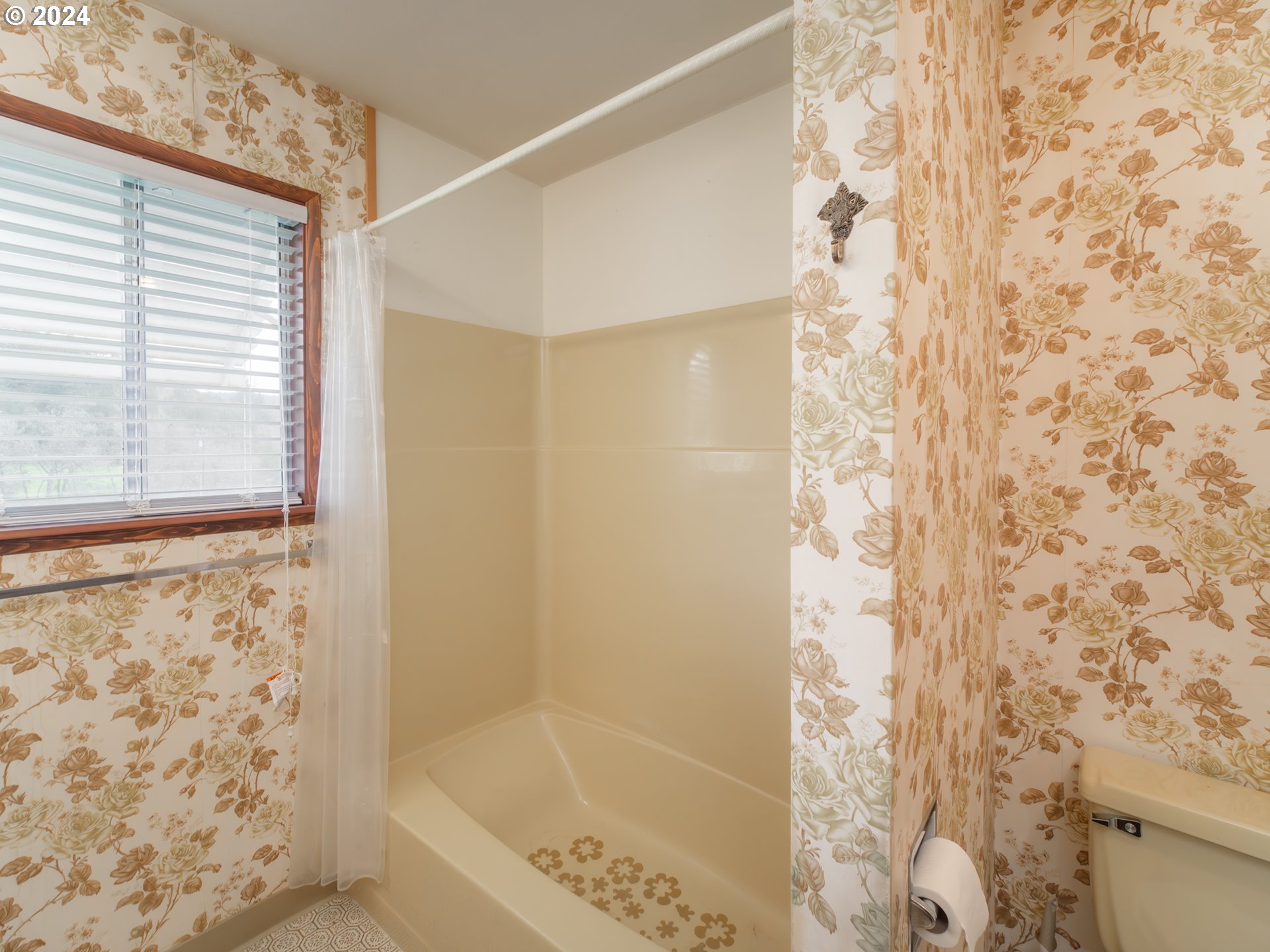 150 Spring Brook Road Myrtle Creek, OR 97457 - Photo 28 of 42 a bathroom with a shower and a toilet