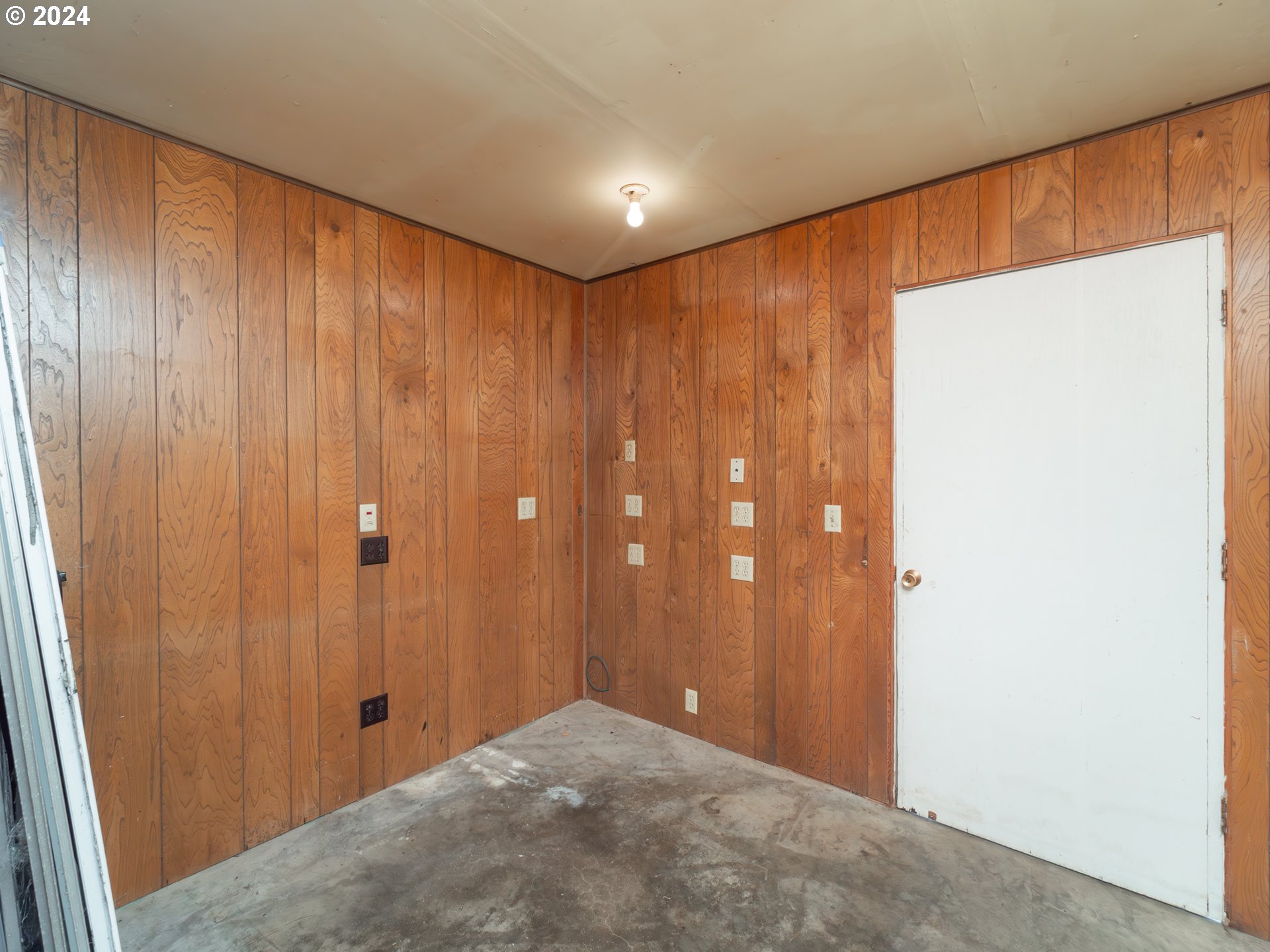150 Spring Brook Road Myrtle Creek, OR 97457 - Photo 33 of 42 a view of elevator with hallway