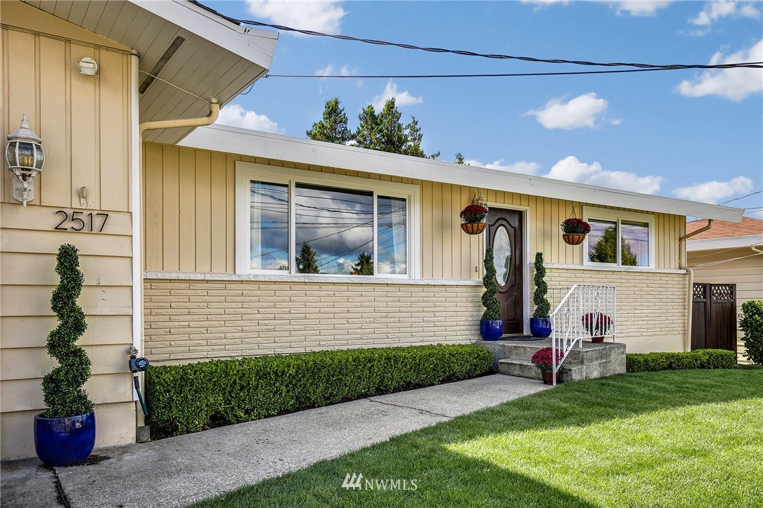 2517 Northeast 18th Street Renton, WA 98056 - Photo 4 of 25
