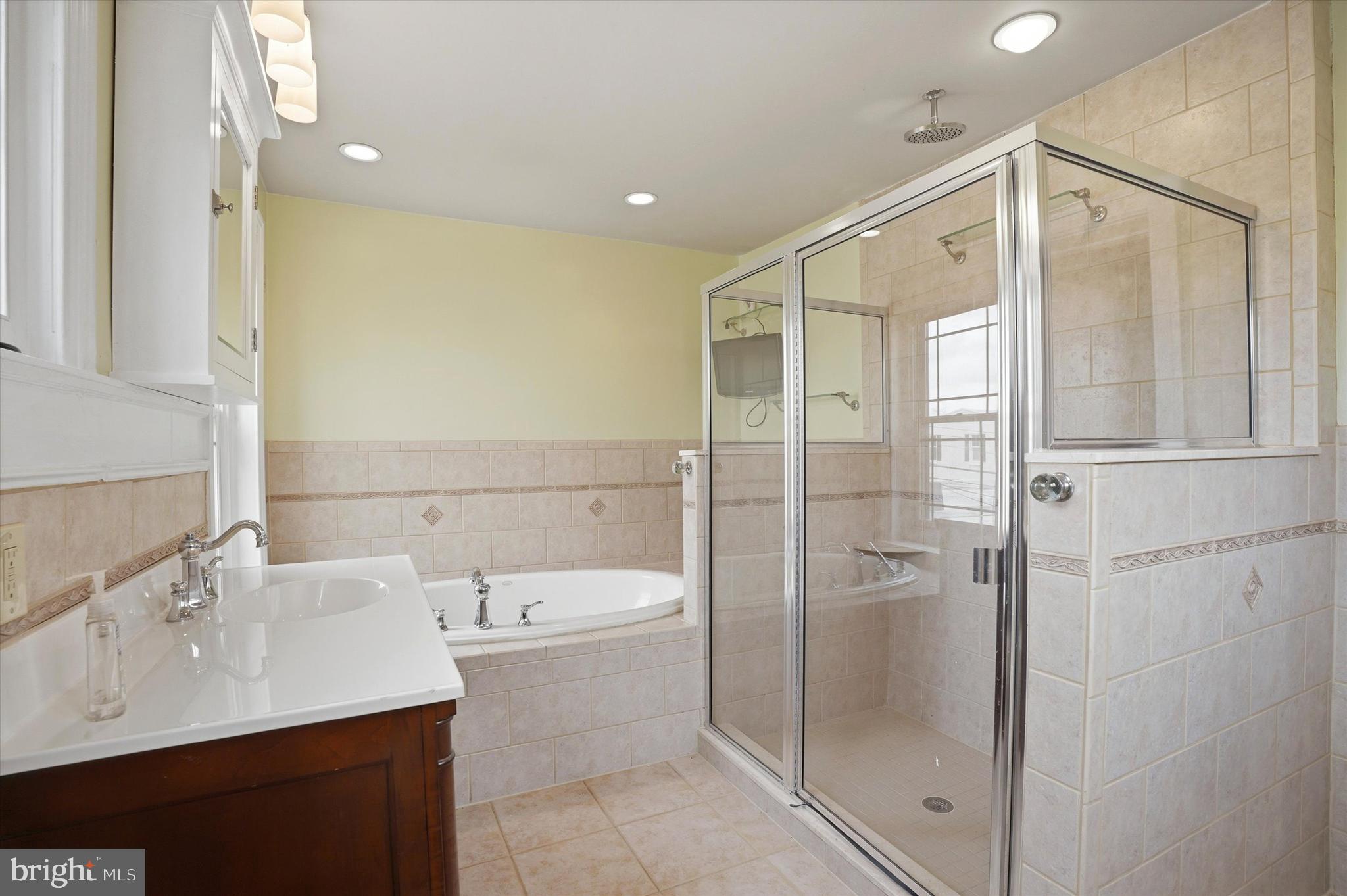 6113 Ridge Avenue, Unit 1 Philadelphia, PA 19128 - Photo 15 of 17 Full bath off bedroom