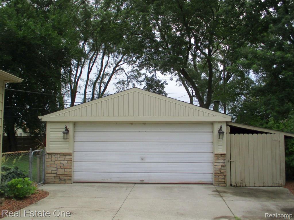 3195 Hessel Avenue Rochester Hills, MI 48307 - Photo 2 of 36
