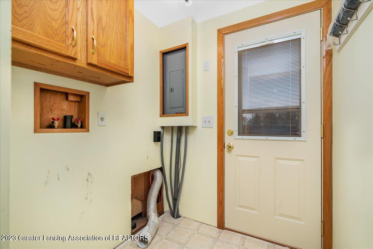 10553 Corcoran Road Haslett, MI 48840 - Photo 9 of 33 25-Media Jett-24